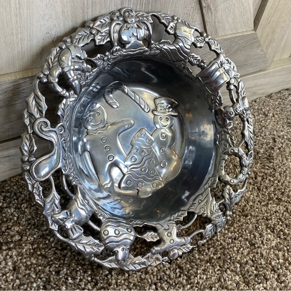 Thick Molded Aluminum Christmas Bowl / Christmas Bowl with Snowman - Picture 8 of 9